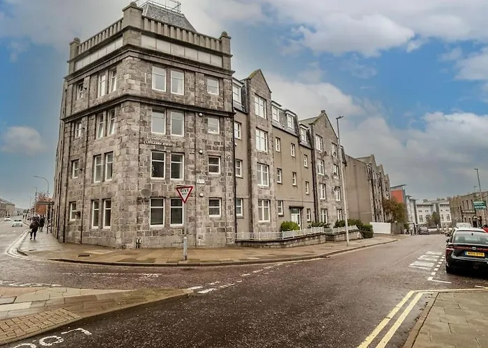 Central Location, Private Parking, Free Netflix